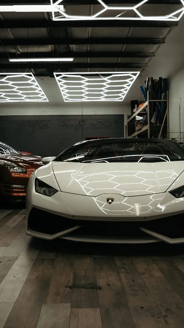 hình nền lamborghini 4k màu trắng