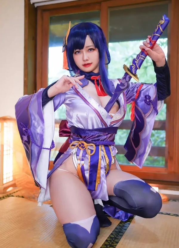 cosplay genshin impact cầm kiếm