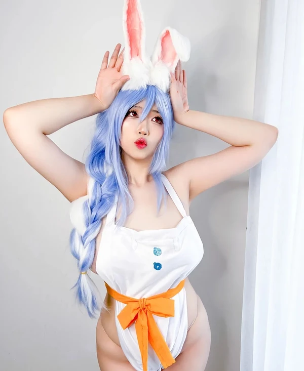 Gái xinh cosplay thỏ trắng cuốn hút