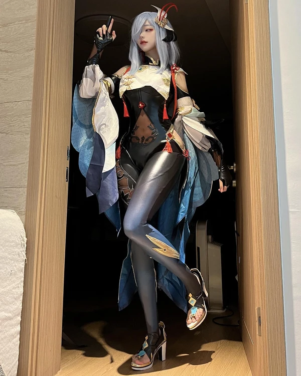 Hina cosplay bí ẩn