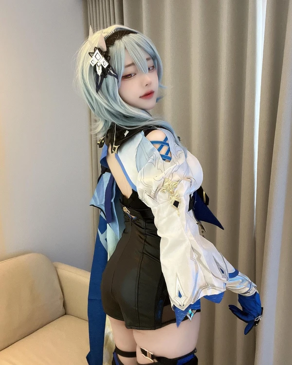 Hina cosplay váy hở vai