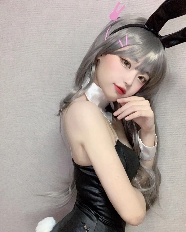 Hina tạo dáng cosplay