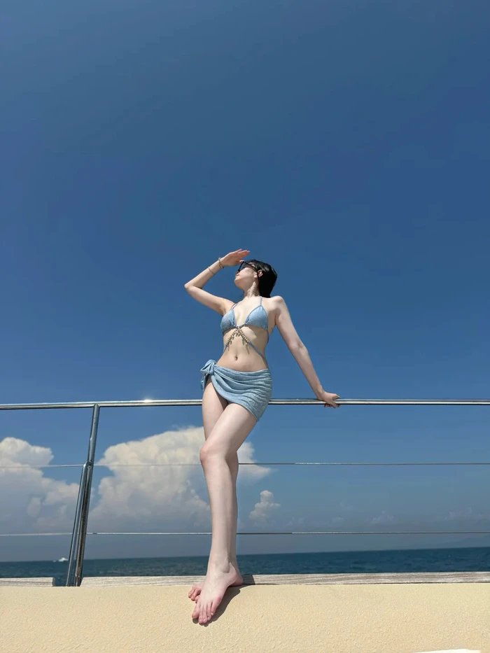 Gái xinh mặc bikini siêu nhỏ thu hút