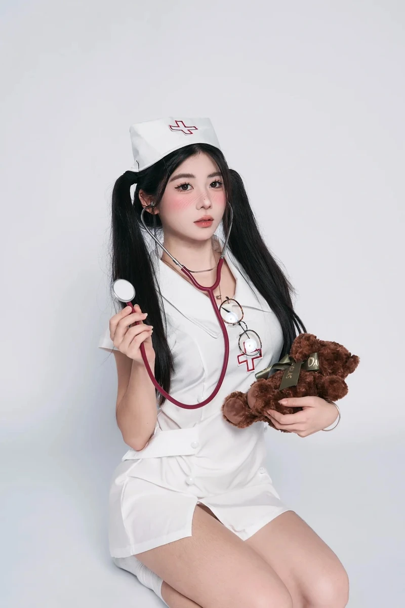 ảnh cosplay y tá đầy đam mê