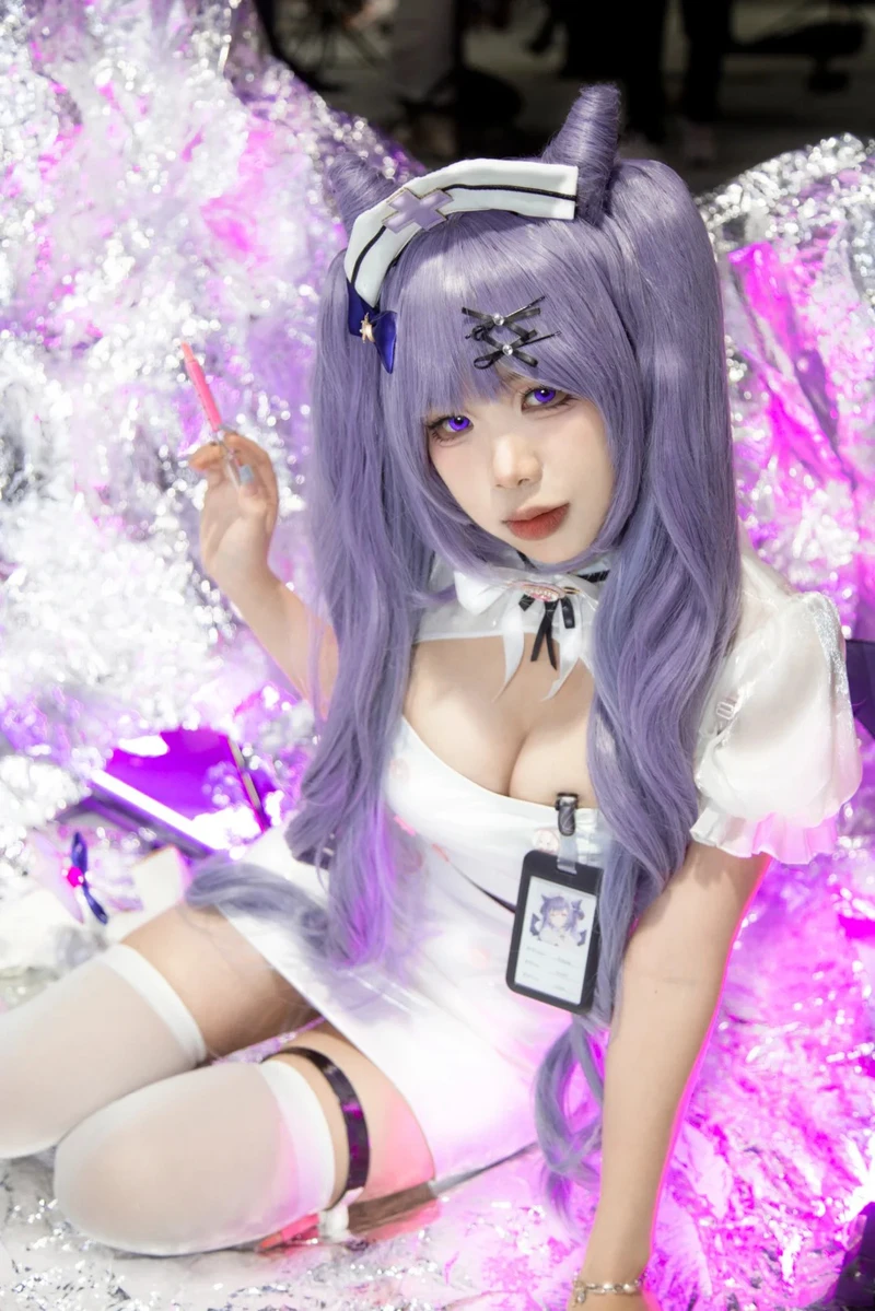 ảnh cosplay y tá gợi cảm táo bạo