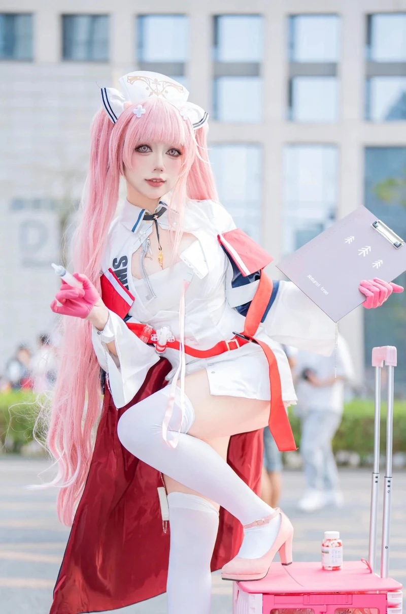 ảnh cosplay y tá khoe đường cong