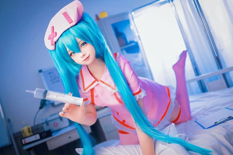 ảnh cosplay y tá quyến rũ