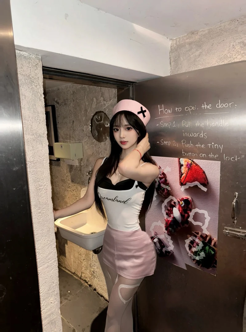 ảnh y tá cosplay với đường cong đẹp