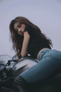 218+ ảnh gái xinh ngồi xe độ đẹp rực lửa bên những chiến mã