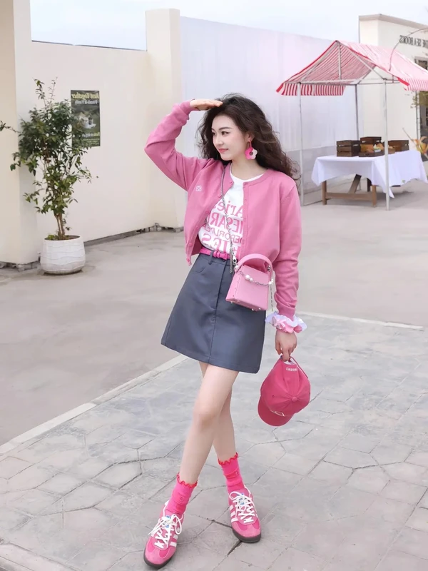 gái xinh mặc pinky đi biển (1)