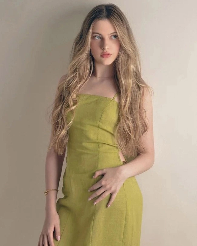 Gái Tây sexy mặc đầm dạ tiệc cực cuốn