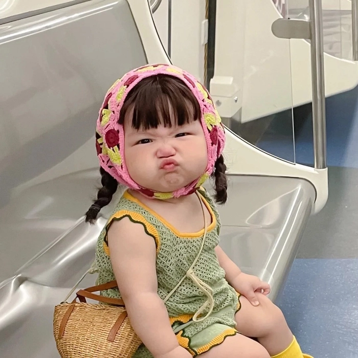 Ảnh em bé cute chu mỏ