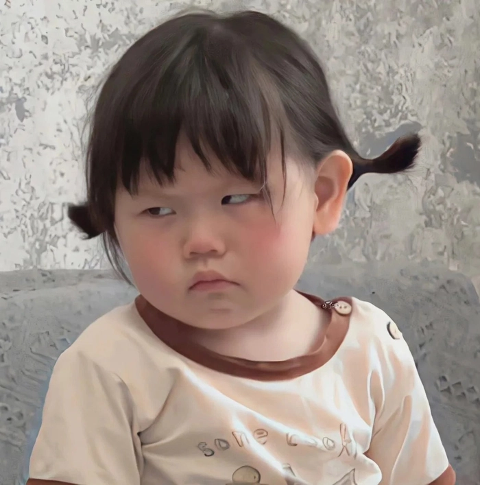 Ảnh em bé cute mặt ngố