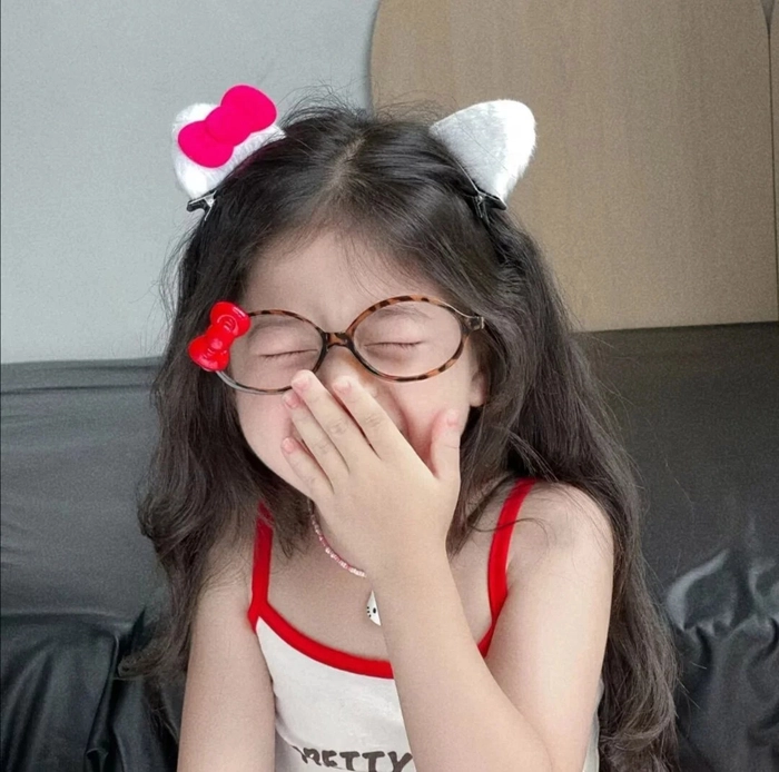 Ảnh em bé cute tạo dáng bá đạo