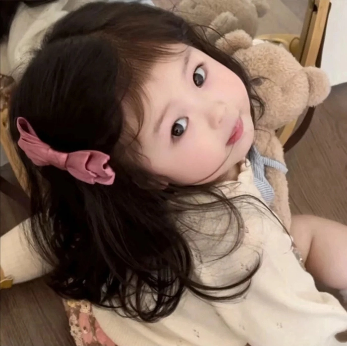 Hình ảnh em bé cute má bánh bao