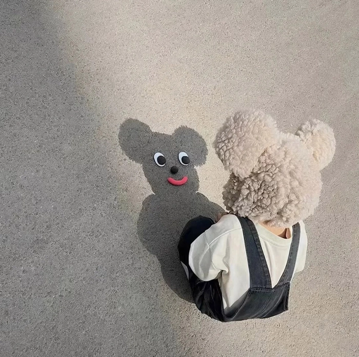 Hình ảnh em bé cute với thú bông