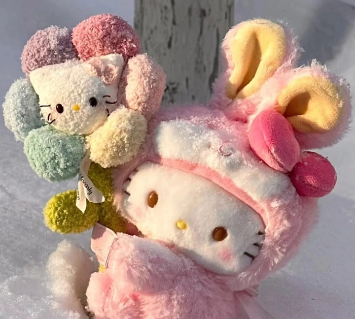 Hình hello kitty cute ngồi ôm gấu