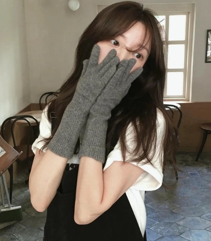 ảnh cô gái che mặt cute đeo găng tay