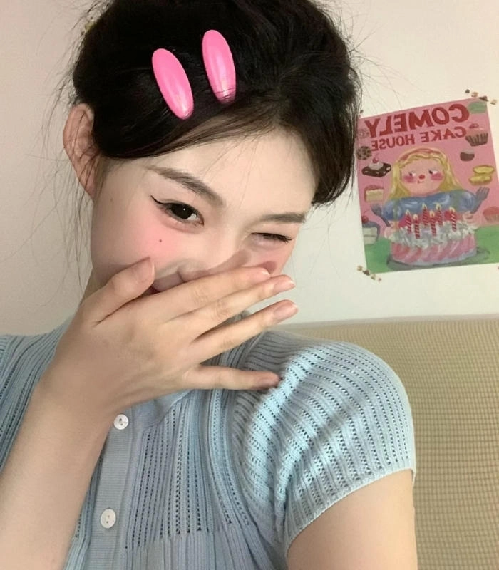 ảnh cô gái che mặt cute với nụ cười nhẹ nhàng