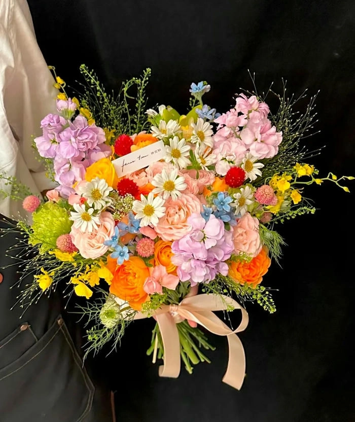 ảnh hoa cầm tay chụp kỉ yếu cute