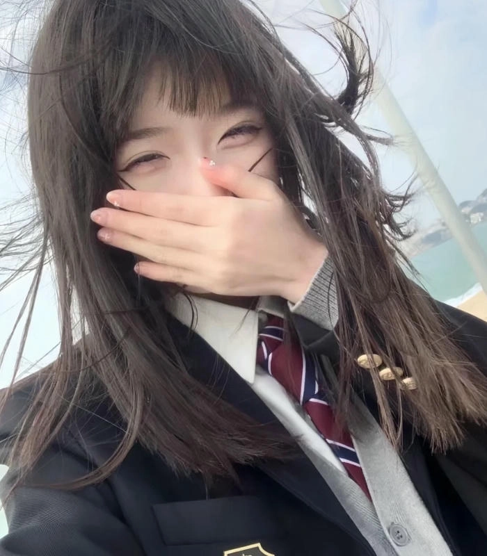 ảnh nữ che mặt cute cười nhẹ