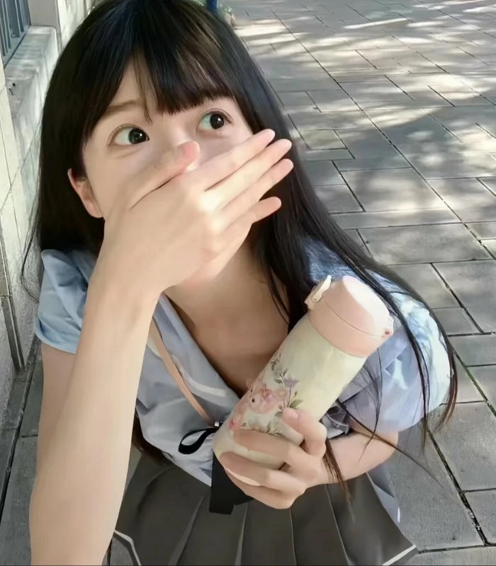 ảnh nữ che mặt cute với đôi mắt long lanh