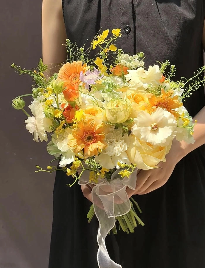 bó hoa cầm tay chụp kỉ yếu đơn giản