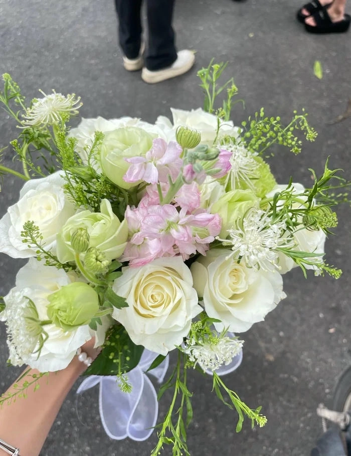 bó hoa cầm tay chụp kỉ yếu siêu xinh