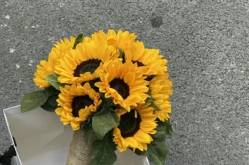 Tổng hợp 188+ mẫu hoa cầm tay chụp ảnh kỷ yếu siêu xinh