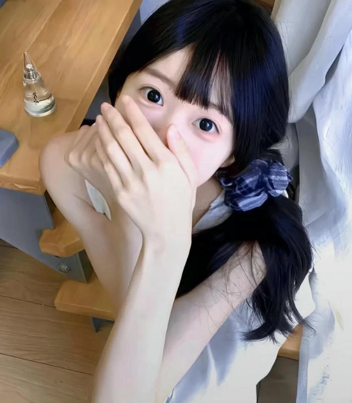 hình ảnh nữ che mặt cute với đôi mắt long lanh