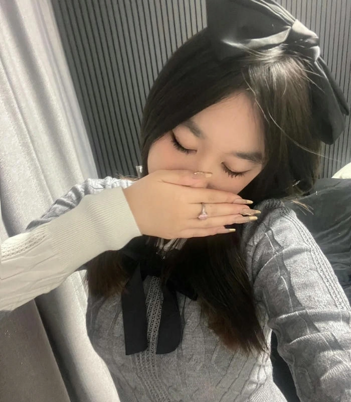 hình ảnh nữ che mặt cute