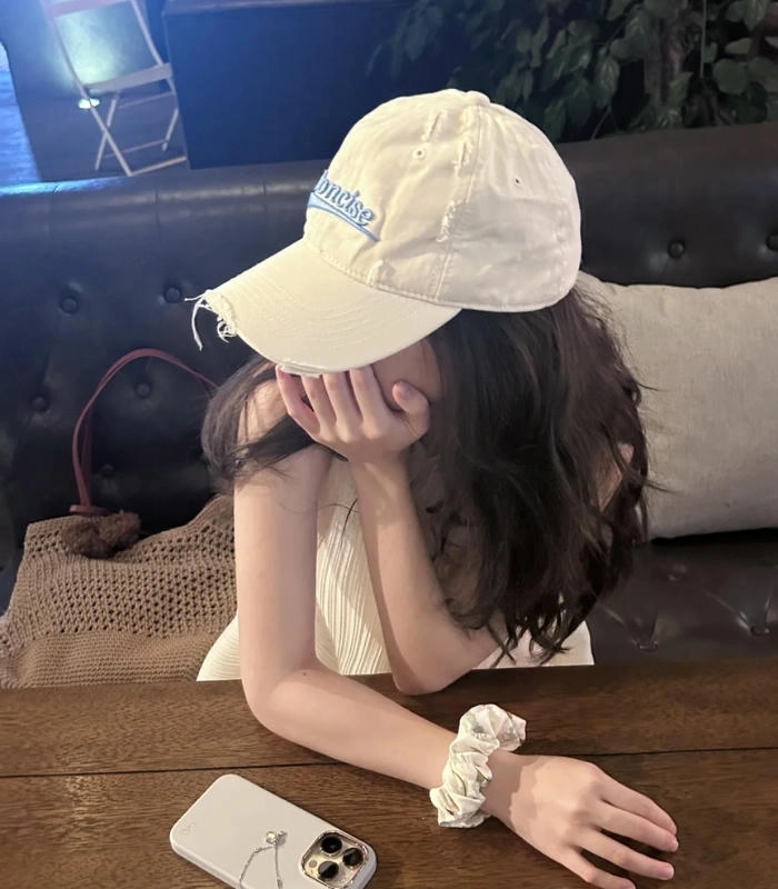 hình cô gái che mặt cute đội mũ