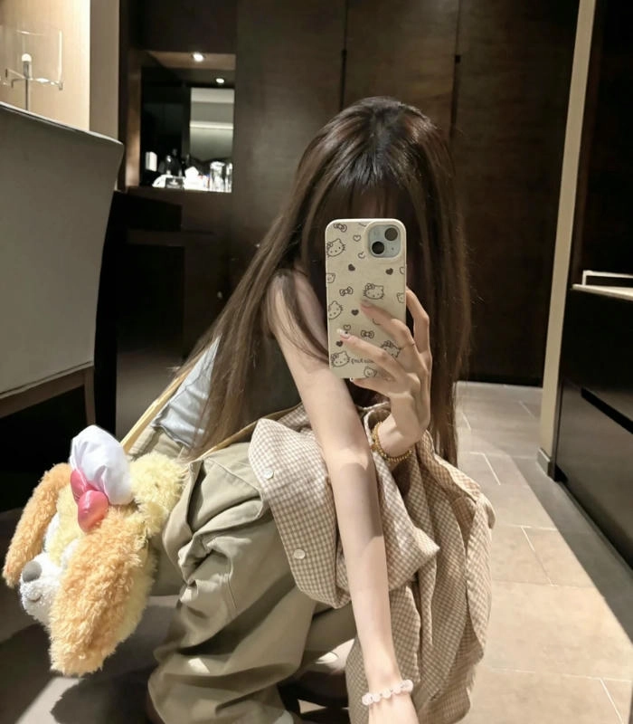 hình cô gái che mặt cute trước gương