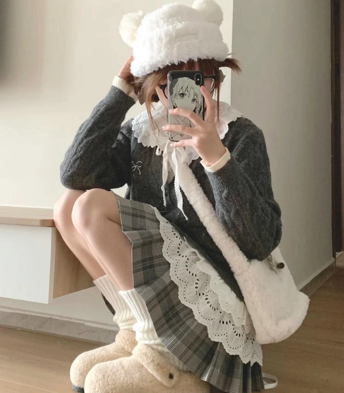 hình nữ che mặt cute trước gương