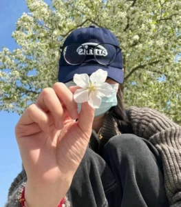 hình nữ che mặt cute với chiếc mũ dễ thương