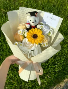 hoa cầm tay chụp kỉ yếu ý nghĩa