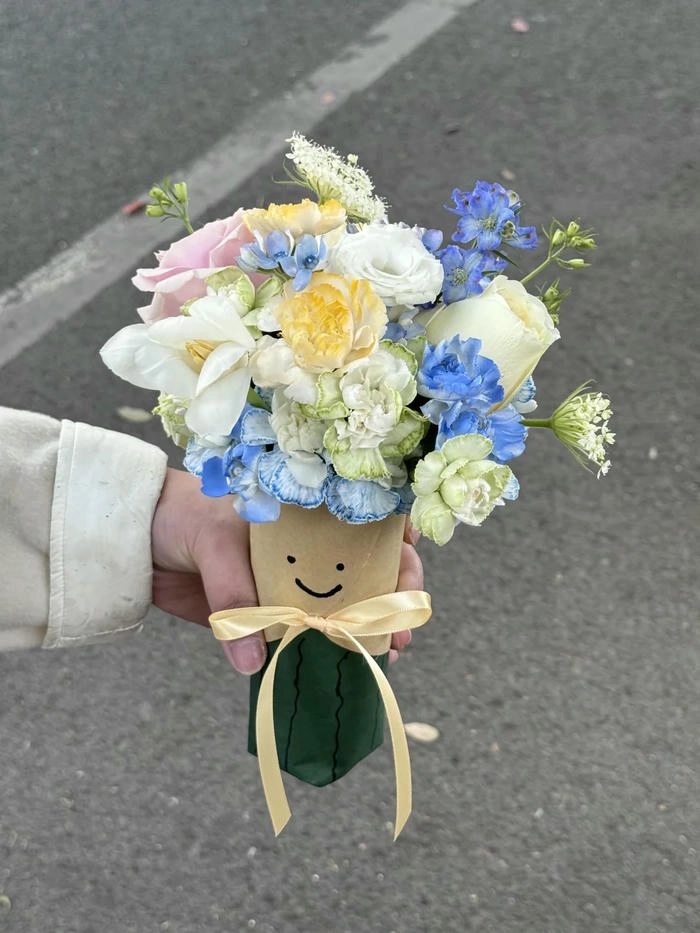 mẫu hoa cầm tay chụp kỉ yếu siêu đẹp