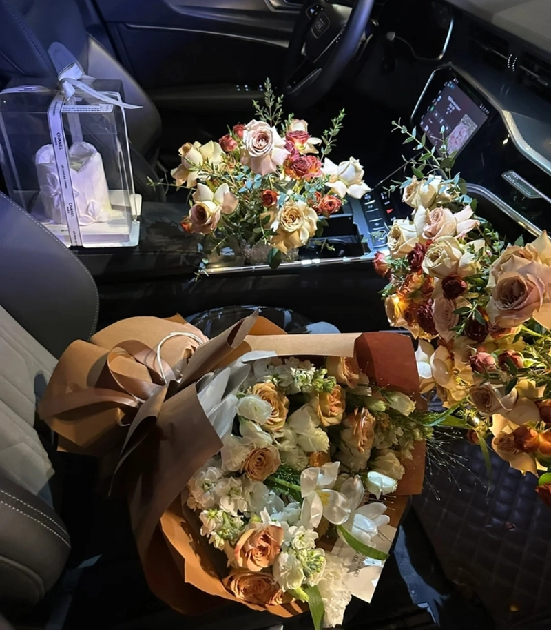 Ảnh bó hoa trên xe ô tô SUV