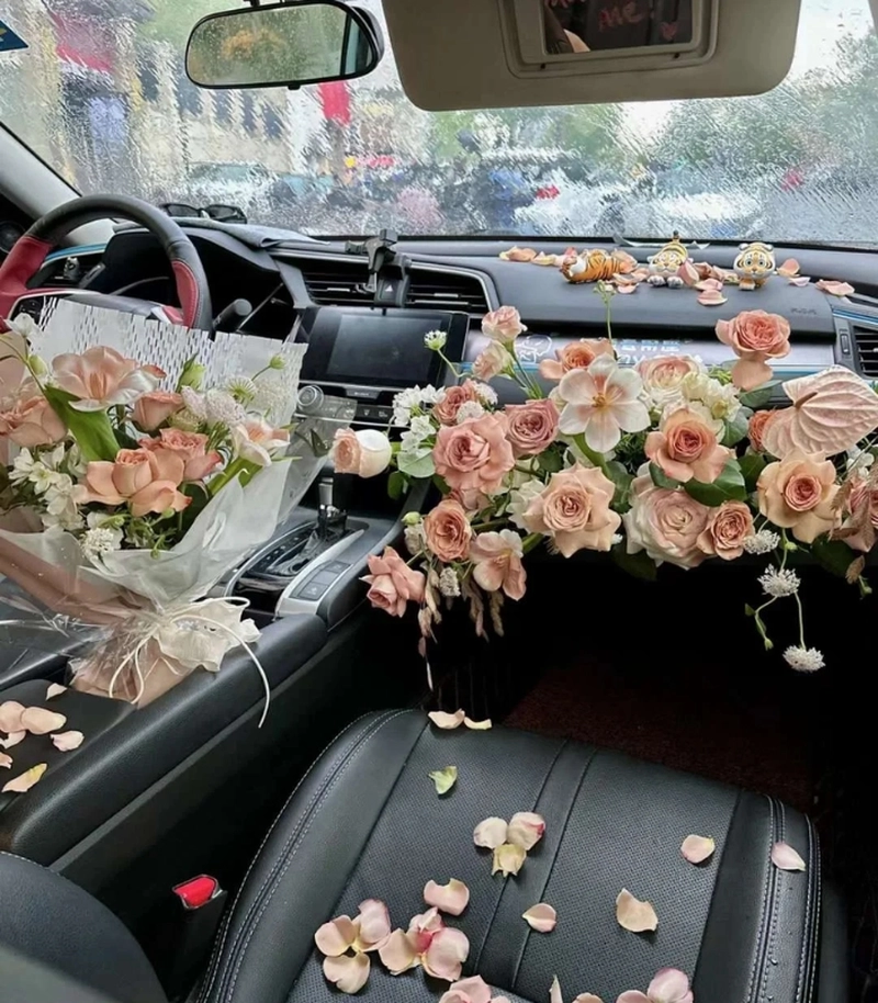 Ảnh bó hoa trên xe ô tô cưới