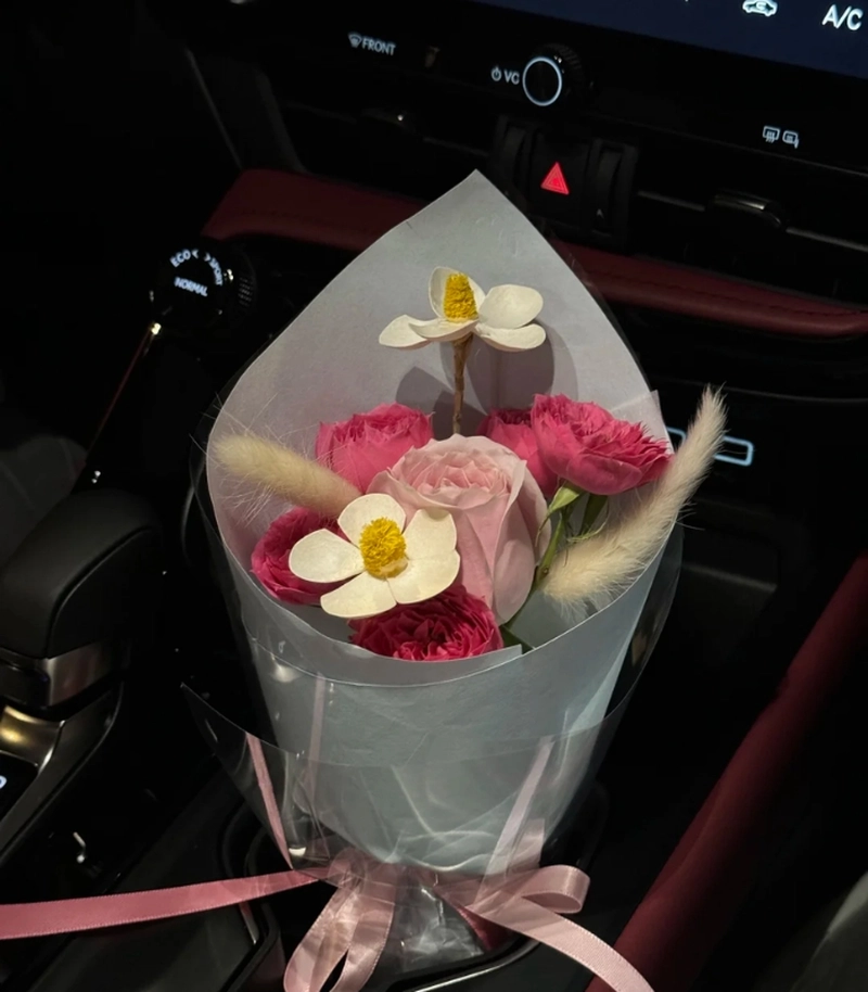 Ảnh bó hoa trên xe ô tô kết voan mềm