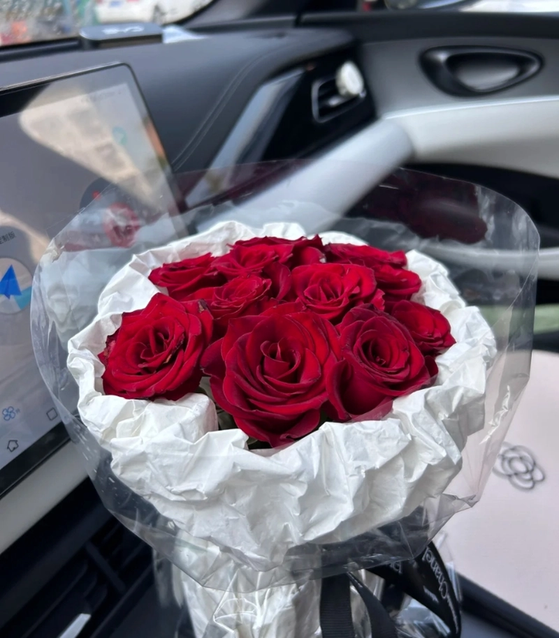 Ảnh bó hoa trên xe ô tô màu trắng