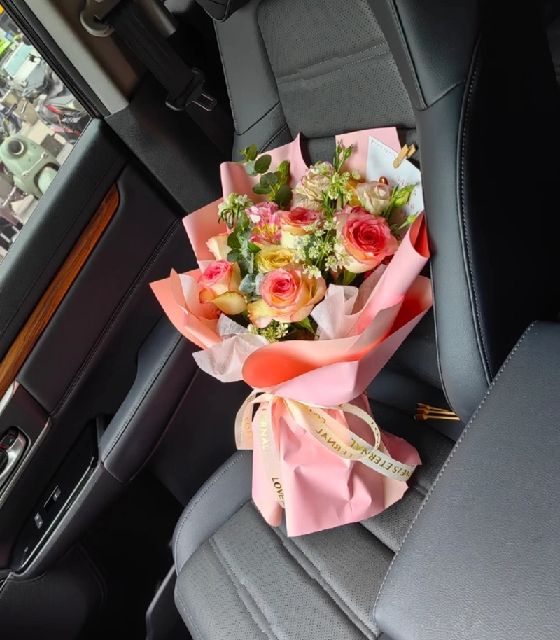 Ảnh bó hoa trên xe ô tô tone hồng pastel
