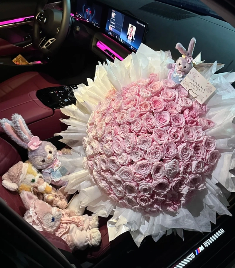 Ảnh bó hoa trên xe ô tô tone pastel