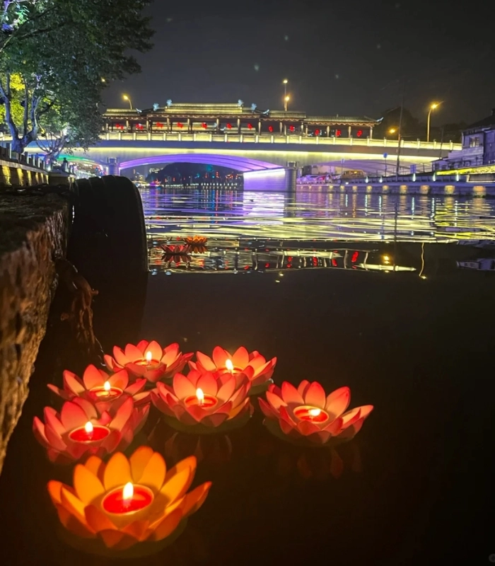 Ảnh hoa đăng rực rỡ trên mặt nước