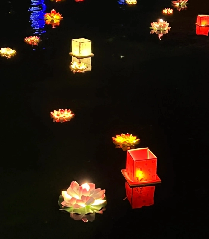 Ảnh hoa đăng thắp nến
