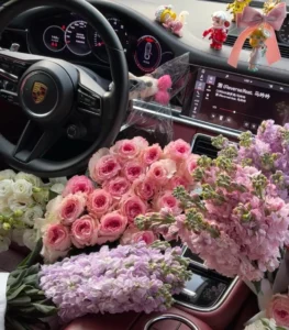 Ảnh hoa trên xe ô tô cưới nghệ thuật