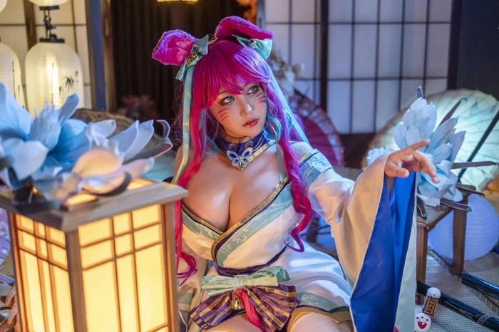 Cosplay sexy nhân vật Lisa trong Genshin gợi cảm
