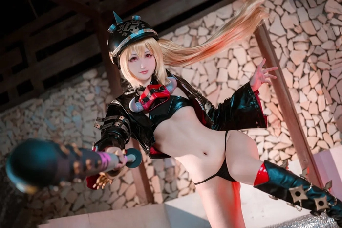 Cosplay sexy nữ hoàng bóng đêm đầy mê hoặc