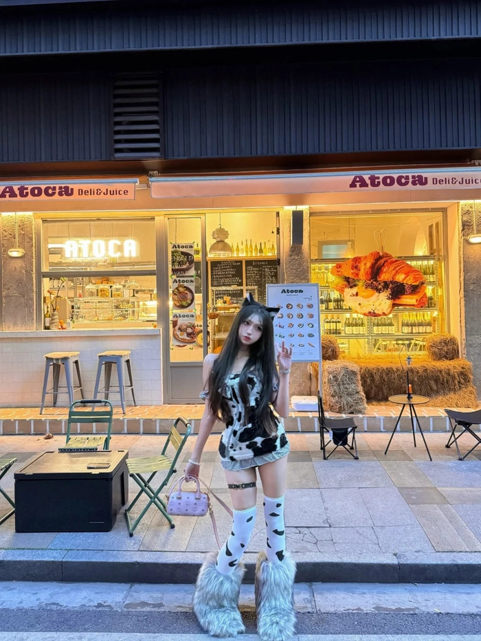 Gái cosplay bò sữa mặc váy ôm body