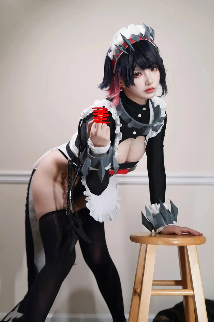 Gái cosplay sexy diện đồ đen ôm sát cực nóng